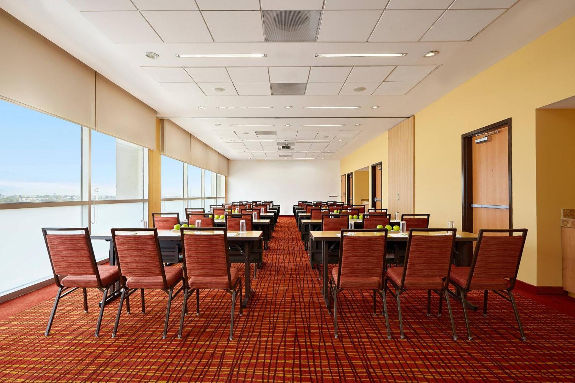 Courtyard By Marriott Leon At The Poliforum Eksteriør bilde