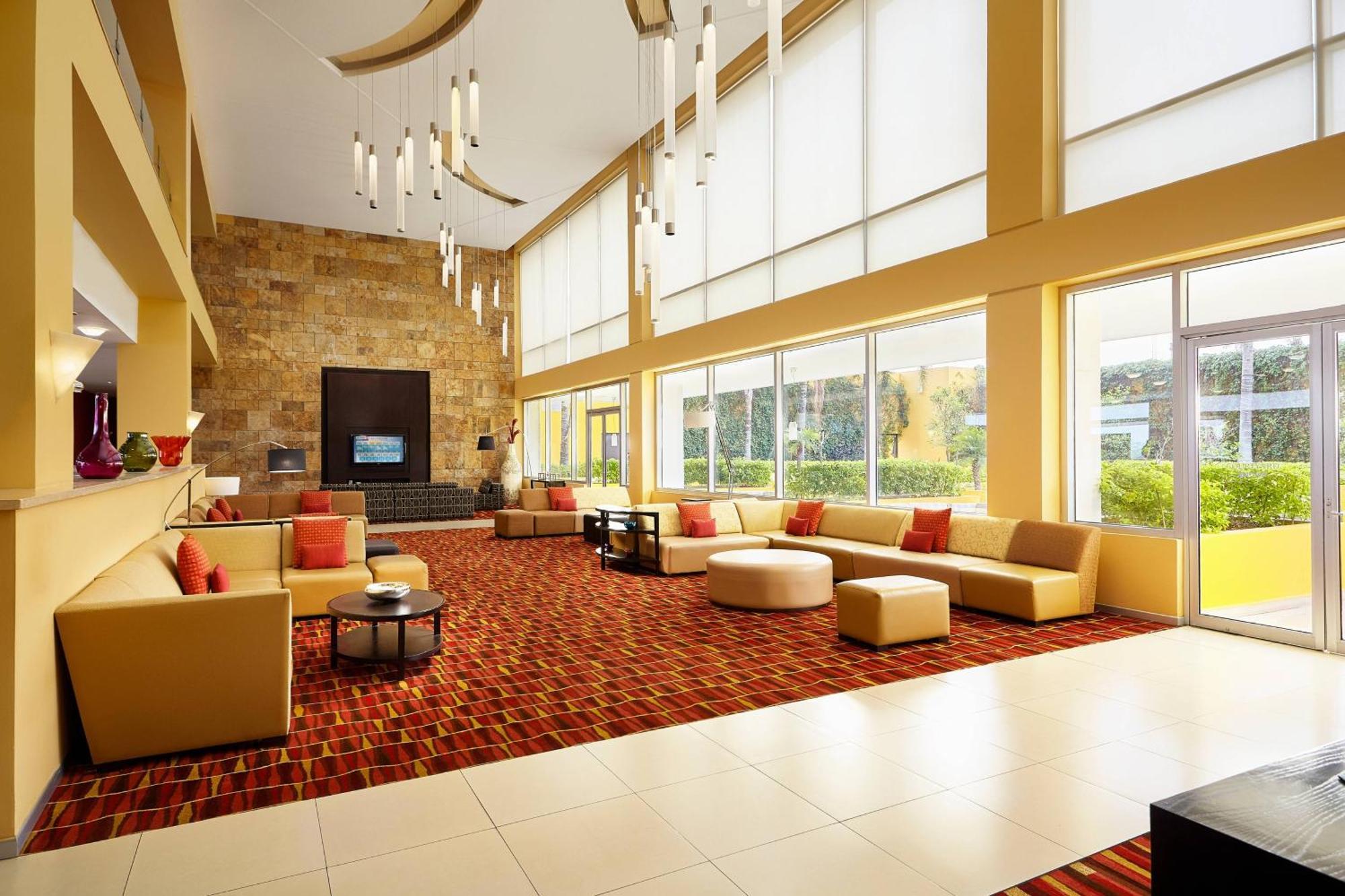 Courtyard By Marriott Leon At The Poliforum Eksteriør bilde